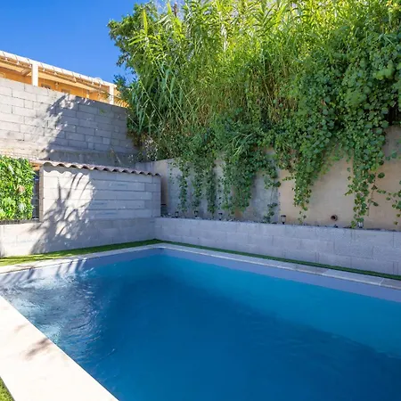 Isis Pool & Elegance